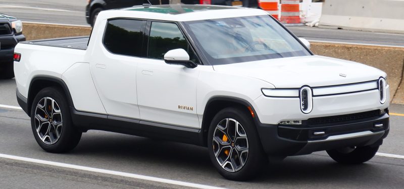 2022_Rivian_R1T_(in_Glacier_White),_front_6.21.22
